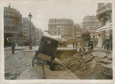 PARIS _Écroulement d'une colonne Morris.