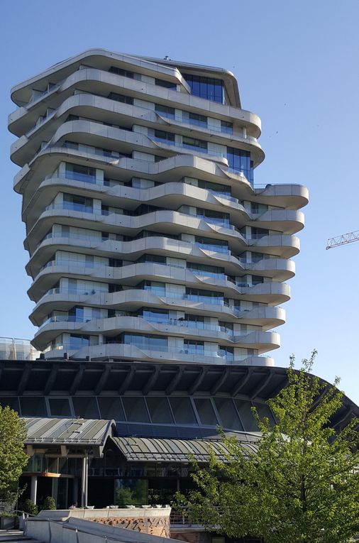 Promenade au fil des rues : maison du Chili, docks, Elbphilharmonie... (le café) etc.