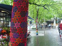 Melbourne la 2 eme ville de l'Australie avec des quartiers vivants, une architecture moderne de tour et des bâtiments victoriens bordés d'arbres. 