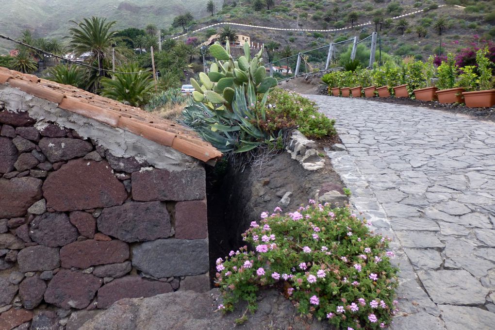 Voici Masca, les batiments rose orange sont ceux de la Casa rurale