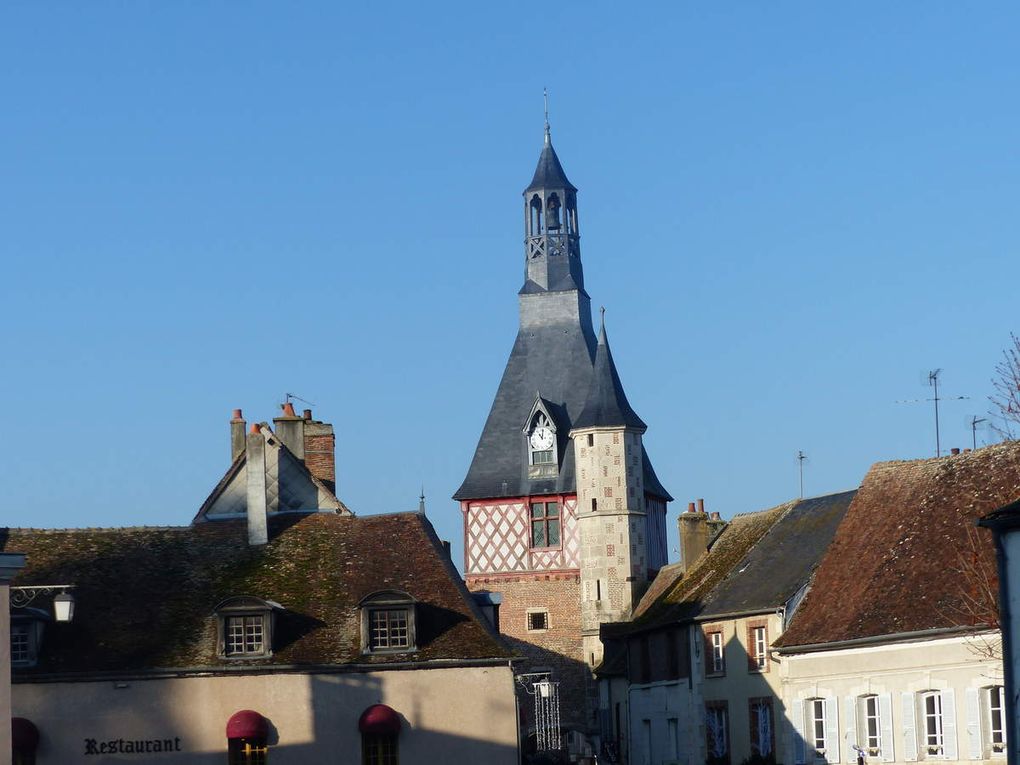 La très belle tour de Saint Fargeau et une partie de son château. Nous sommes dans l'Yonne.