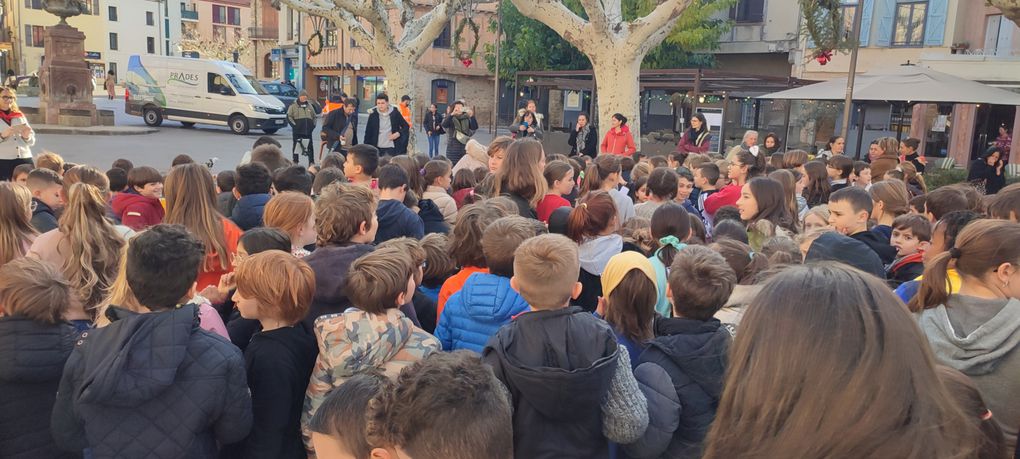 Els alumnes que aprenen català a Prada homenatgen Pompeu Fabra amb danses i cançons!