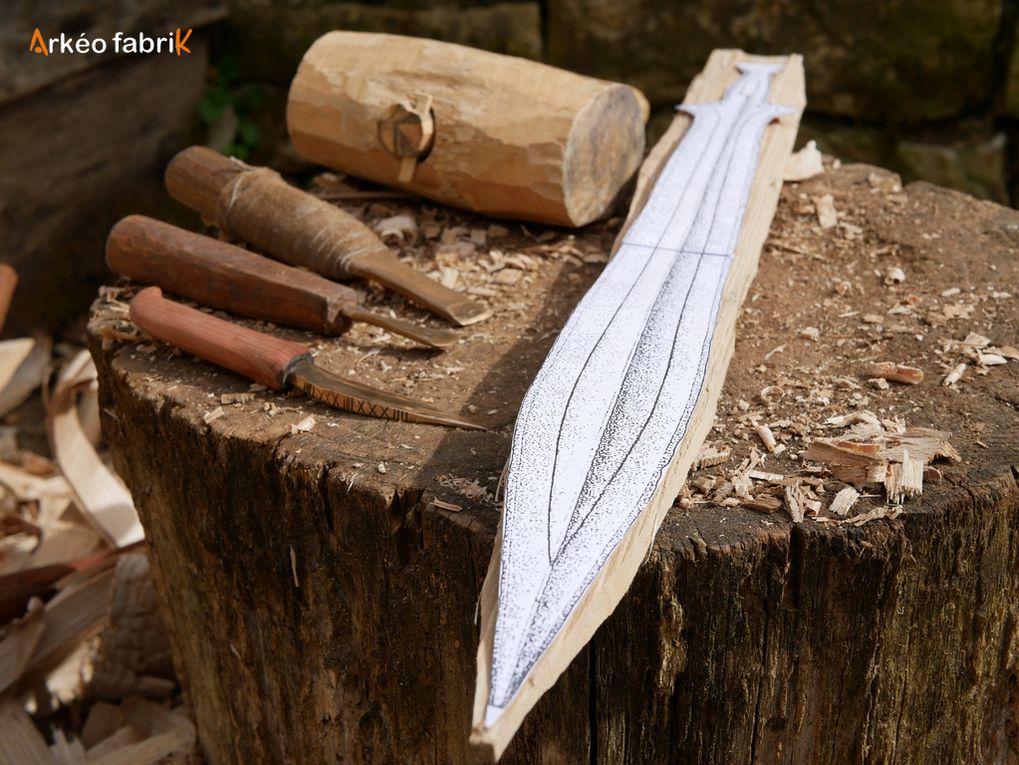 Fabrication du gabarit en bois (modèle Le Trieux, Côte d'Armor) à l'aide de hache, herminette, ciseau et couteau en bronze.