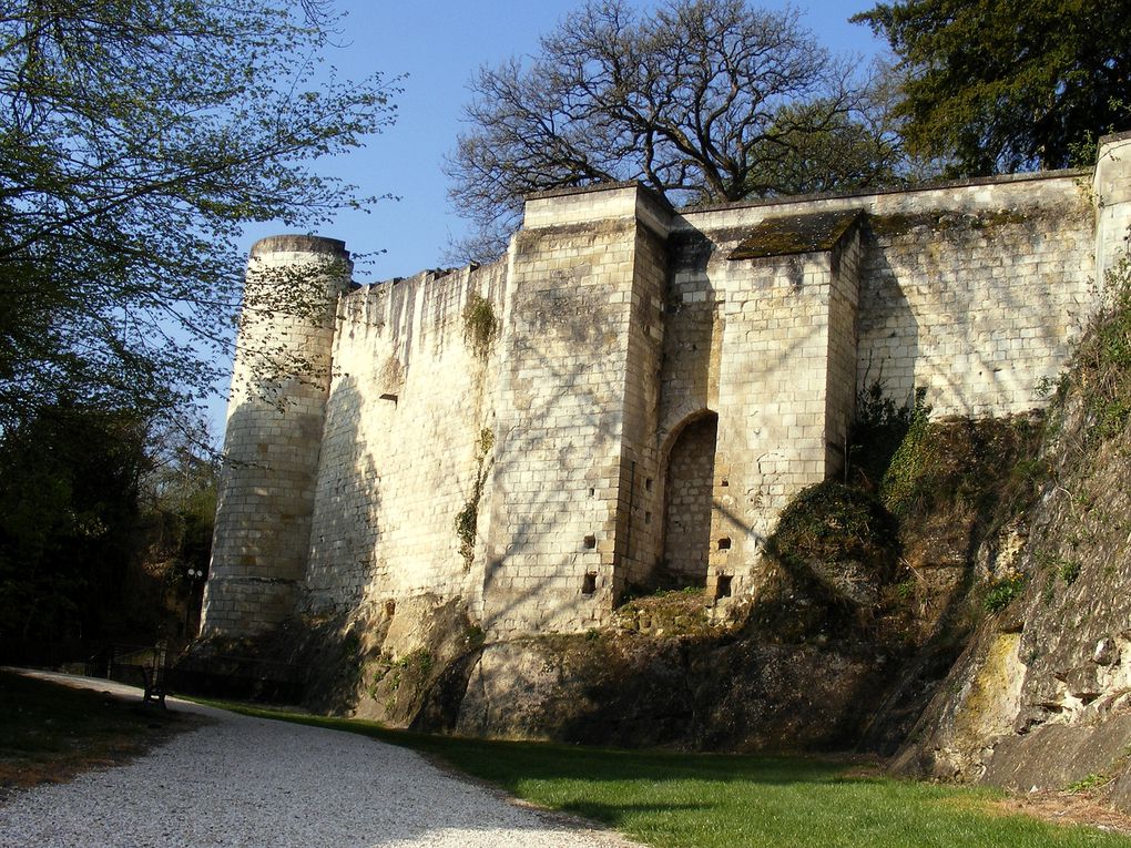 En 491, Ursus, venu de Cahors, créa un monastère sur une colline surplombant la vallées de l'Indre dans une ville nommée alors Lucca (Loches). Saint-Ours fit construire un moulin prés du monastère et y vécu jusqu'à sa mort en 508. A la même