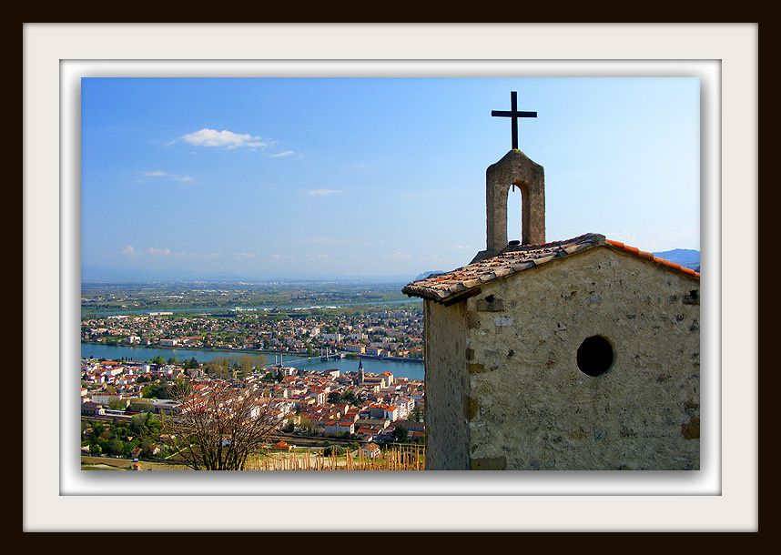 Tain-l'Hermitage est située sur la rive gauche du fleuve Rhône et fait face à Tournon-sur-Rhône qui se trouve sur l'autre rive dans l'Ardèche. La commune de Tain-l'Hermitage est chef-lieu de canton. Elle est située au Nord de Valence, préfectu