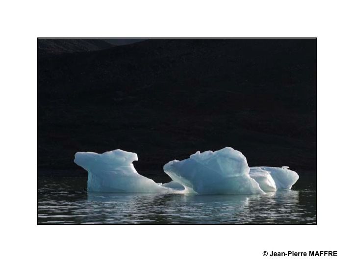 Les iceberg, véritables chefs-d'œuvres de la nature, sont des blocs de glace d'eau douce qui dérivent sur l'eau après s’être détachés d’un glacier ou d'une barrière de glace flottante.