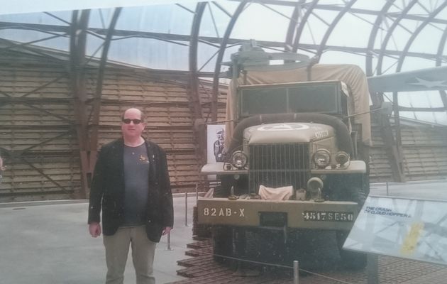 :2)  en 2016 moi dans le musée d'UTAH BEACH à côté du GMC-DUWCK un camion militaire américain. 