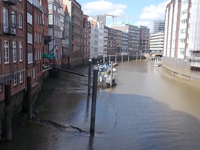 Hamburg, son port, son Elbe, son passage sous l'Elbe, son marché au poissons du dimanche matin où se croisent fêtards et clients du marché pour boire, petitdejeuner et danser ensemble, sa rue interdite aux femmes, (un scandale),  ses églises et son Elbphilharmonie.....ferry gratuit.....