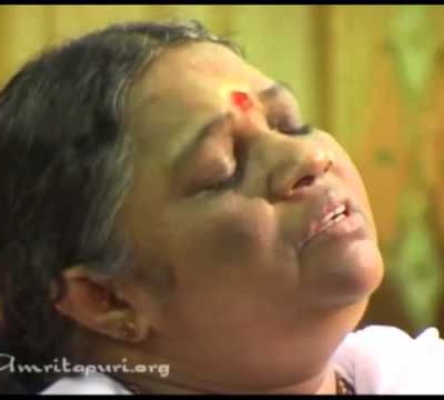 Vendredi 21 Septembre : journée internationale de la paix, la force de la prière commune - Amma, Mata Amritanandamayi Devi singing Lokah Samastha Sukhino Bhavanthu