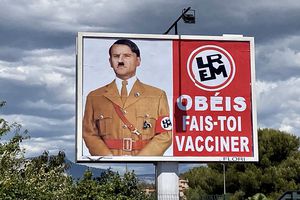 À Toulon, un afficheur transforme Macron en Hitler avec le slogan : « Obéis, fais-toi vacciner »