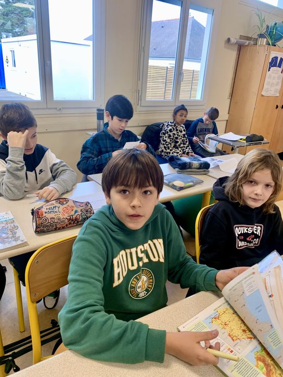 Après un temps d'accueil et de présentation avec le principal du collège, Monsieur Israel et la CPE Madame Jégou, les élèves ont été répartis en demi-groupes dans deux classes.