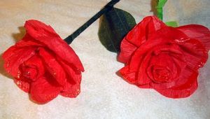 Como hacer flores y rosas de papel crepé paso a paso