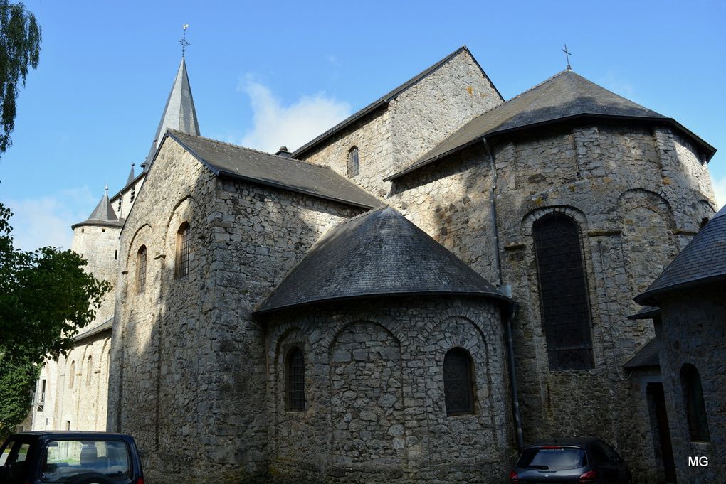 Vues extérieures de la collégiale Saint-Hadelin de Celles.