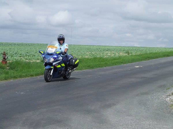 Première étape Surgères-Cognac. Les coureurs étaient à 14 h 45 entre Landes et Torxé et à 15 h 02 sur la route de Rochefort à un km de Saint-Jean-d'Angély en venant de Torxé