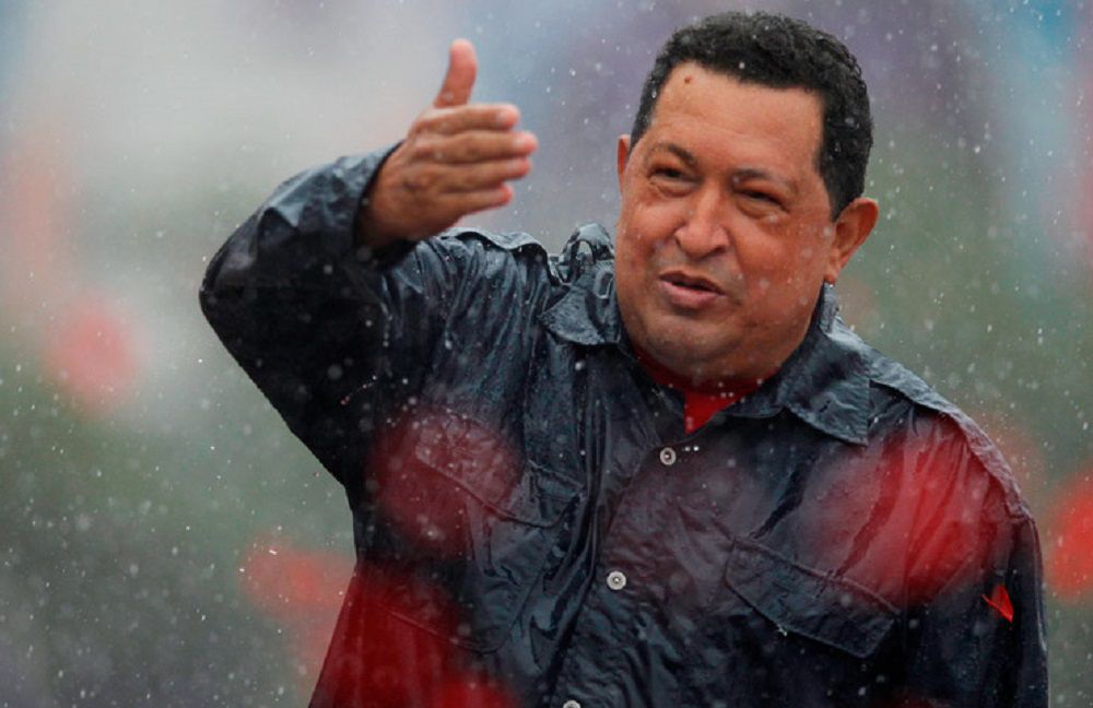 Image historique du président Chavez sous la pluie
