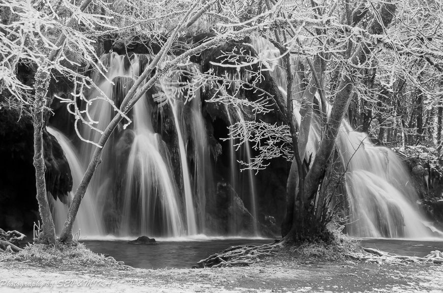 Photos hivernales de cette cascades près d'Arbois dans le Jura