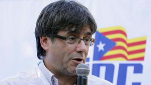 Puigdemont recibe en mano el aviso que le prohibe continuar con el referéndum