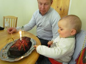 Pour son anniversaire, bien entendu, entouré de toute la famille. Et bien entendu il a apprécié mon gâteau au chocolat !