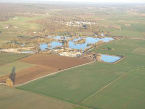 Voici en détails ces quelques étangs que Christophe survole. Des canards (?) sillonnent la surface de l'eau (contributions de Christophe)