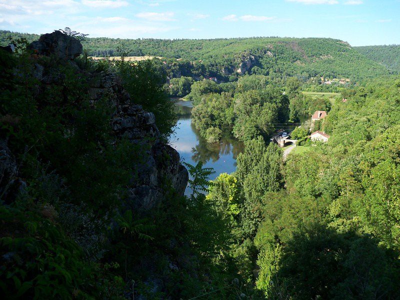 Classé dans la liste des plus beaux villages de France, Saint Cirq-Lapopie ne laisse pas indifférent. Le site est magnifique et sa vue 100 m. au dessus du Lot est impressionnante.