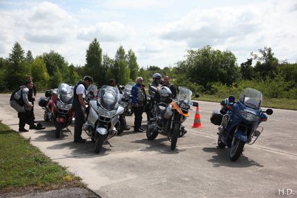 Les 20 et 21 juin, journées formation Moto avec les motards de la Gendarmerie Nationale de la Marne.L'amicale BMW Moto y était !!