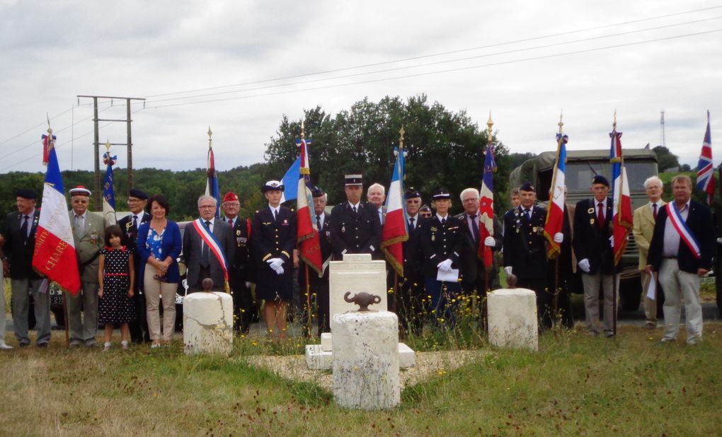 Quelques à côté des cérémonies, avant le vin d'honneur et la remise des cadeaux et souvenirs. En précisant que diverses prises de paroles ont eu lieu, par les maires des communes, par la représentante de la R.A.F Mme Dennett, en passant par Jean-Philippe Ardouin, député. Madame Brigitte Seguin, Conseillère départementale, nous a aussi honoré de sa présence, ainsi que deux gradés de la gendarmerie, ceci tout au long des trois sites de mémoire. L'armée de l'air étant représentée par le lieutenant Natacha Eijckmans..