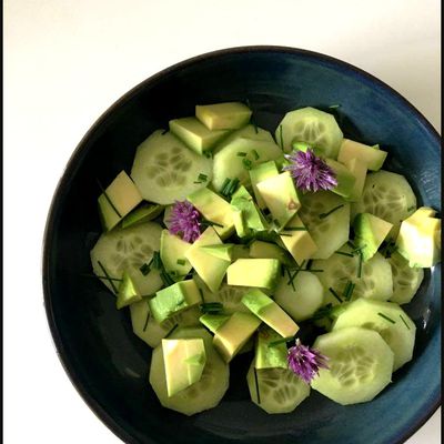 Salade concombre, avocat & fleurs de ciboulette