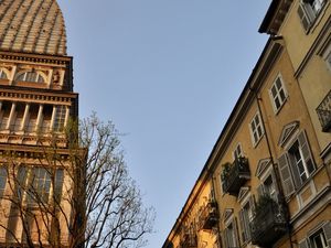 le Mole Antonelliana, improbable construction (la plus haute en briques du monde en son temps) destinée à devenir une synagogue et qui accueillera finalement le musée du cinéma...
