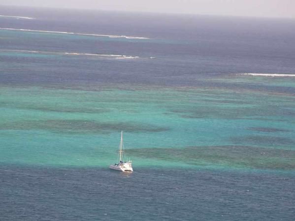 Visite de l'île. Vue plongeante sur les Tobago Cays