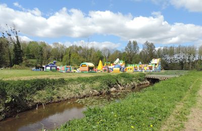 L'aire de jeux est en place, près du camping