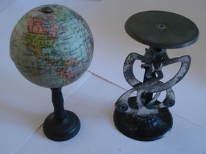 mappemonde et pèse-lettres sont les accessoires vedettes, parmi encriers, boîtes à plumes etc...