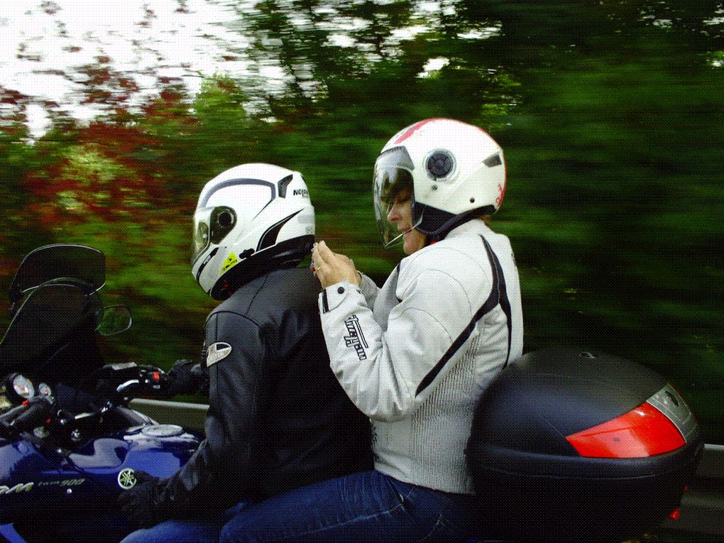 DIAPORAMA 5 PHOTOS - PAS ÉVIDENT DE PRENDRE DES PHOTOS EN ROULANT - JE RAPELLE QUE GG A SUIVI UNE "FERRARRI". SUR L'ANNEAU DU RHIN DURANT TROIS JOURS SANS JAMAIS RATER UNE PHOTO........... ET DE FAIT MERITE LA QUALIFICATION DE PHOTOGRAPHE DU UNSERSBANDE