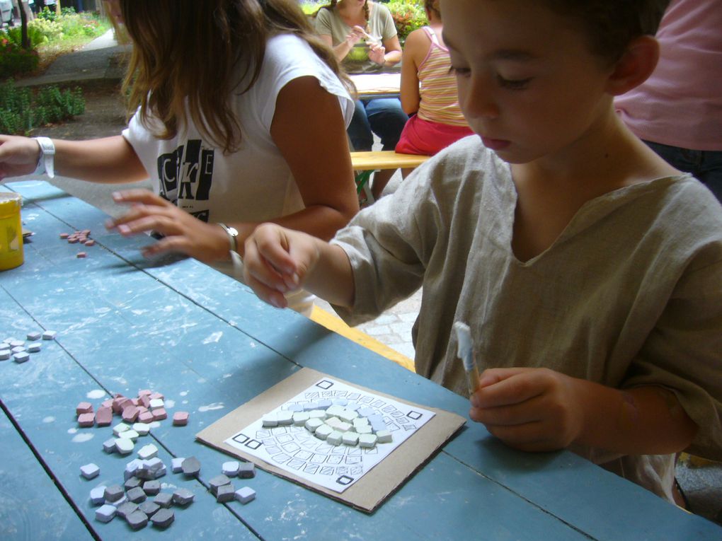 les animatrices du petit atelier vous entrainent à la découverte des pratiques artisanales de la vie quotidienne dans l'antiquité : Arelate à Arles, Grands Jeux Romains à Nîmes, Théâtre Antique à Orange, Mas des Tourelles à Beaucaire ...