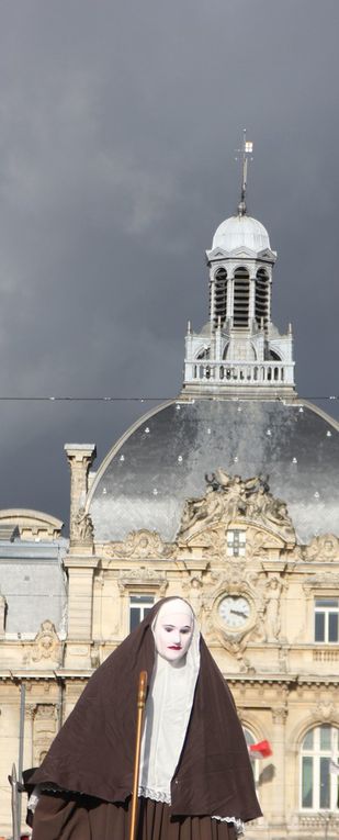 Ces ambassadeurs originaux de taille exceptionnelle représentant bien l'attirance du fantastique plus vivace que jamais à notre époque. Symboles au même titre que les beffrois et les moulins, ils sont les témoins historiques et l'âme des cortège, où religiion et traditions laïques se mêlent avec bonheur. Annie DEGROOTE FIER DËTRE NORDISTE Ed. OUEST-FRANCEi