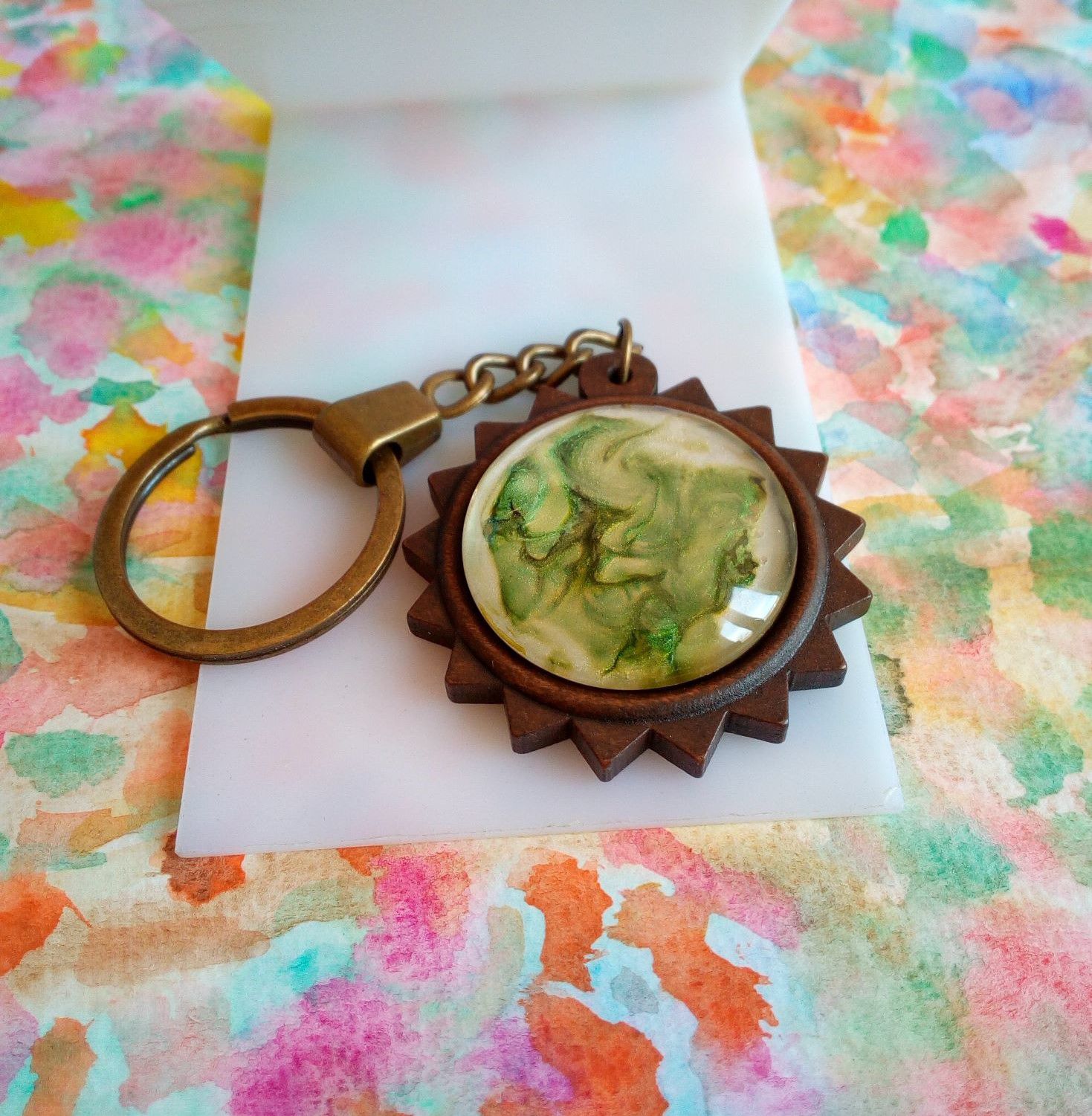 Art portable,porte cle bijou de sac en bois fleur avec cabochon rond en verre peint par artiste,vert chartreux nacre blanc,fermoir anneau laiton bronze,fait mains en france,cadeau fete anniversaire noel,unisex homme femme enfant,abstrait surrealiste fantastique