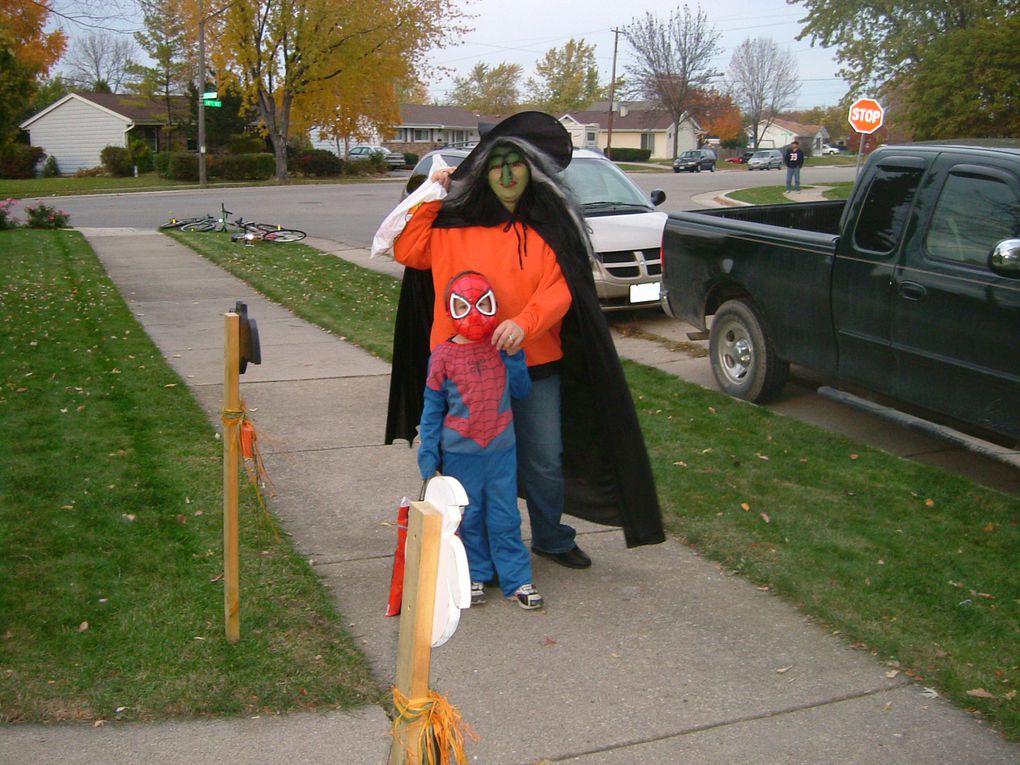 Here are a few pictures of what Halloween is like in a small town in the US... very cool! ;)