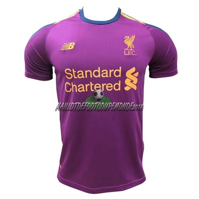 Trois maillots de la saison 2018-19 de Liverpool