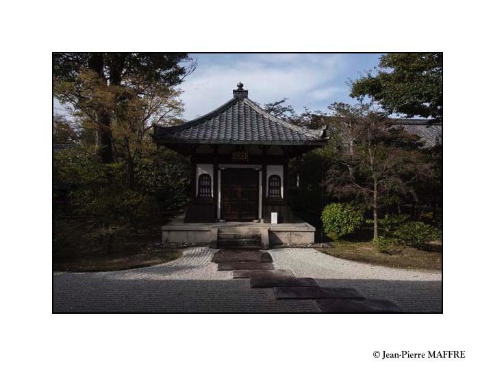 Les jardins, la sculpture et la poésie sont caractéristiques du Japon. Le passé y occupe une place importante.