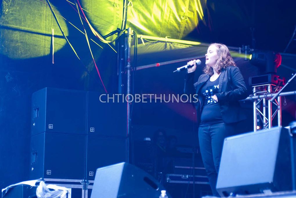 En toute avant premiere des festivités du 14 Juillet 2012 à Béthune, c'est une chanteuse locale, Aurore, qui a commencé le spectacle prévu