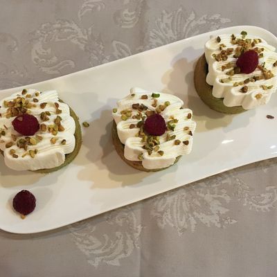 Moelleux pistache, framboises et chantilly à la rose