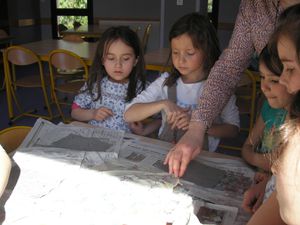 On récupère les fibres à l'aide d'un cadre, on met les feuilles sous presse puis on les fait sécher à plat.