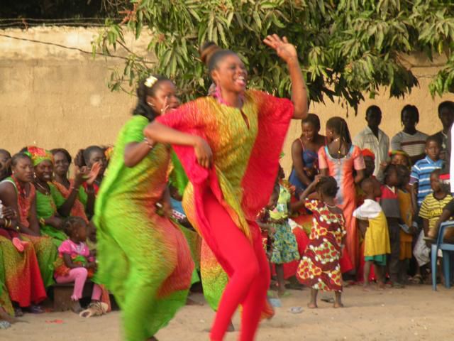 Quelques photos  de la fête au village  de Warang avec les élèves de l'Ecole de coiffure 