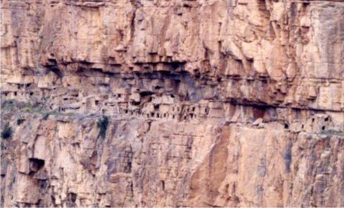 Maroc : falaises habitées près de Boutferda