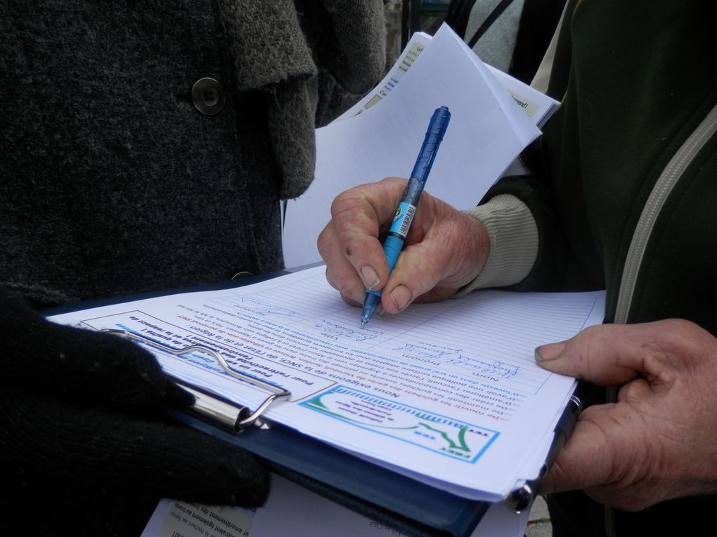 31 OCTOBRE 2018 : MARCHE DE PONTORSON. ACTION D'INFORMATION ET DE SIGNATURES DE PETITION SUIVIE DE L'ENTREVUE AVEC LE MAIRE M. ANDRE DENOT