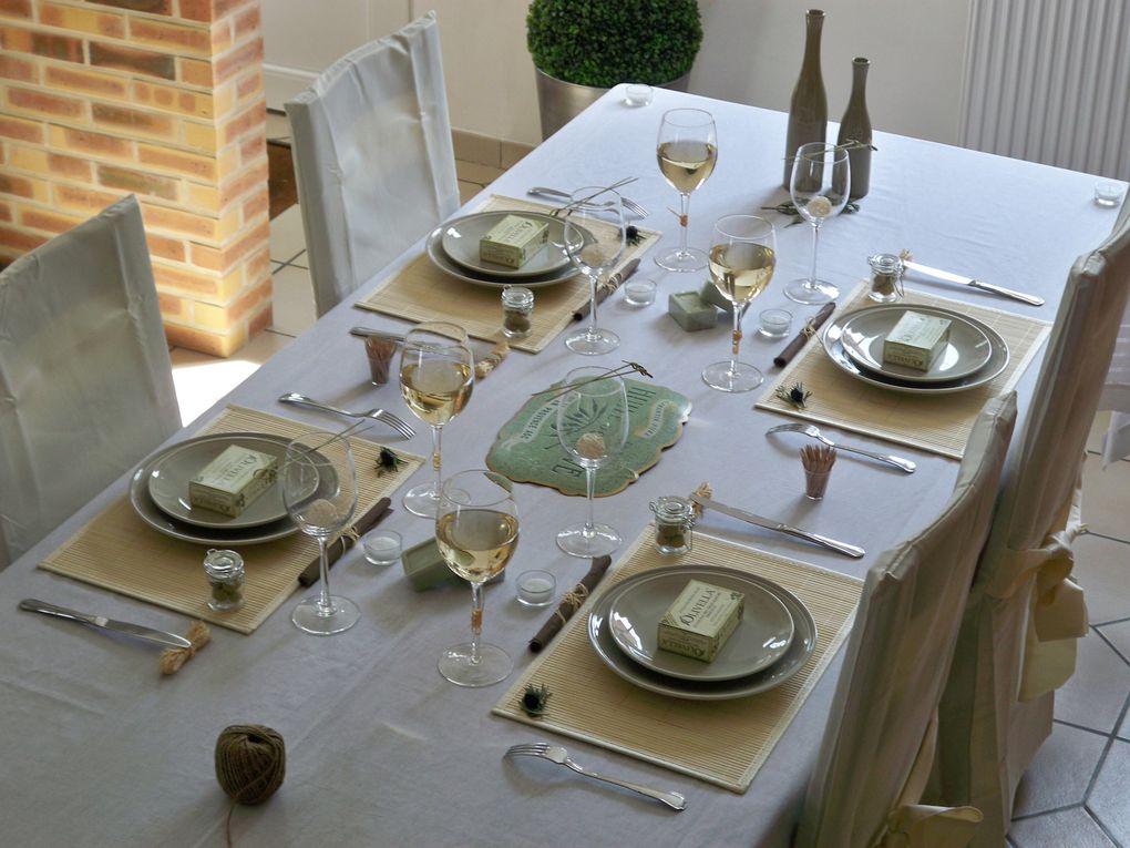 Une table aux saveurs estivales dressée pour une douce soirée d'été.