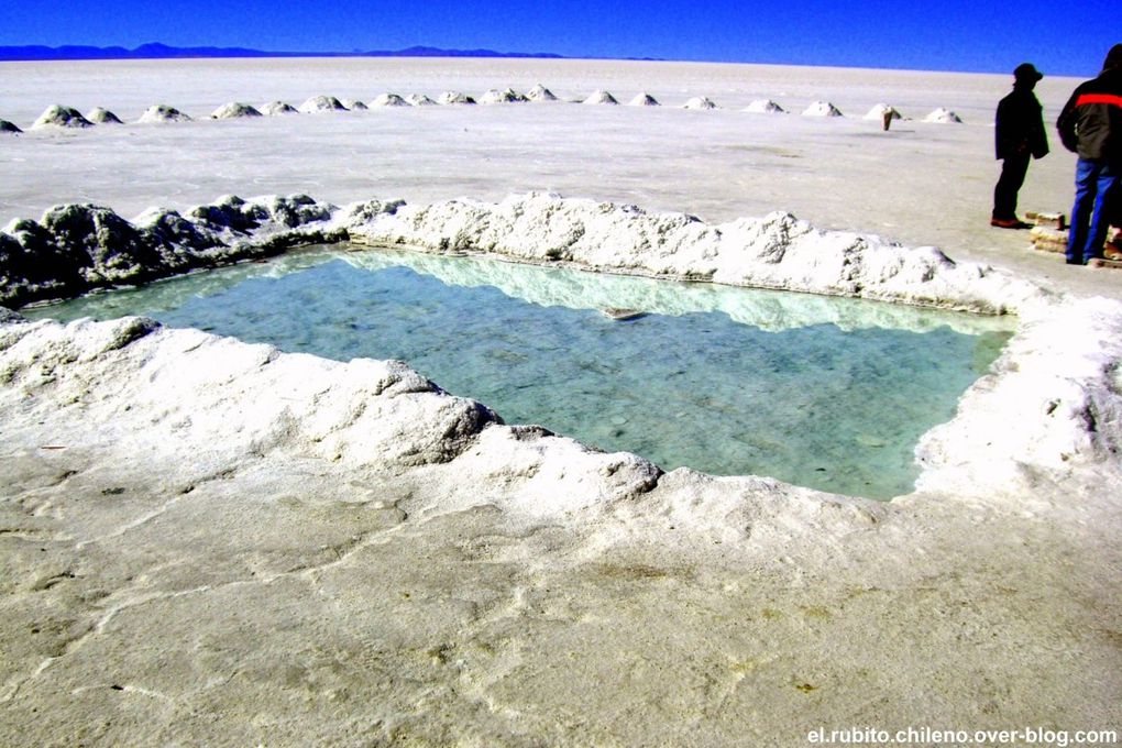 Levé de soleil depuis la Isla de Incahuasi. Traversé d'une des merveilles naturelles du monde. Le plus grand désert de sel du monde. Du blanc à perte de vue et un ciel bleu extraordinaire.