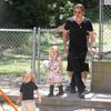 Brad Pitt au parc avec les jumeaux