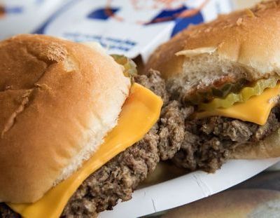 Une femme frappée pour un hamburger : Tollé en Belgique autour d'une publicité