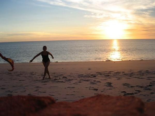 Alors ici.. il y a un peu de tout... coucher de soleil vu de l'avion lors de mon retour de Thevenard Island, moi dans un caddy en direction du supermarche...(c'est tellement plus facile.. mais plus effrayant aussi !), la famille typique australienne et des photos rigolotes d'une soiree avec des gars de mon backpacker...