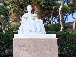 Statue de Reine Margherita de Savoie, 1ere reine d'Italie, Eglise Saint Patron sur la plage